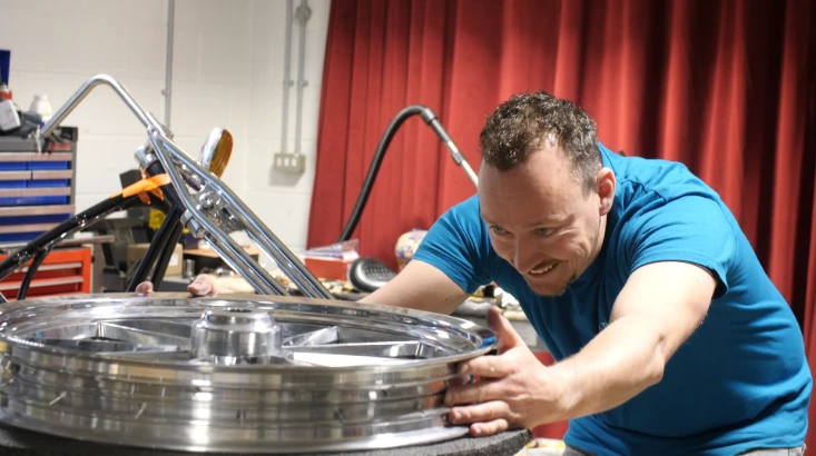 Leon finetuning a motorcycle wheel