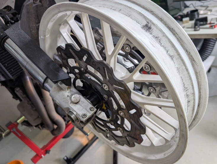 Fuitting the front PVM 10Y wheel
