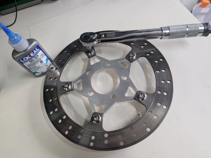 Fastening in a 5-star pattern with threadlocker and a torque wrench
