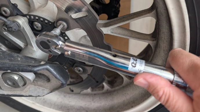 Wheel bolt fastening with a torque wrench